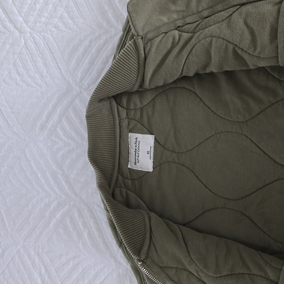 Abercrombie crop bomber jacket - Picture 3 of 3